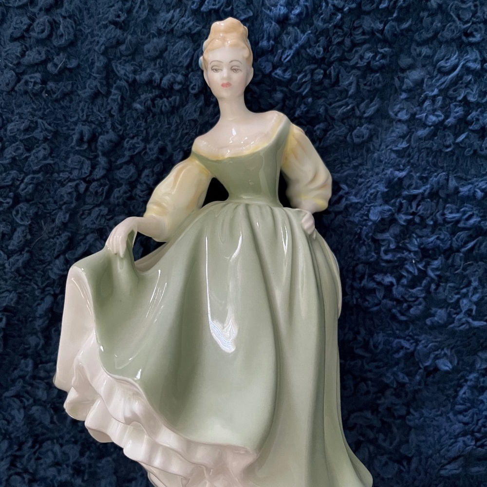 Vintage Royal Doulton Porcelain Figurine Fair Lady 1962 HN 2193